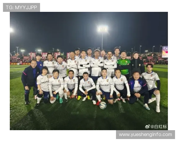 足球明星与路人亲密互动瞬间捕捉生活中的感动与欢乐 足球明星与路人亲密互动瞬间捕捉生活中的感动与欢乐