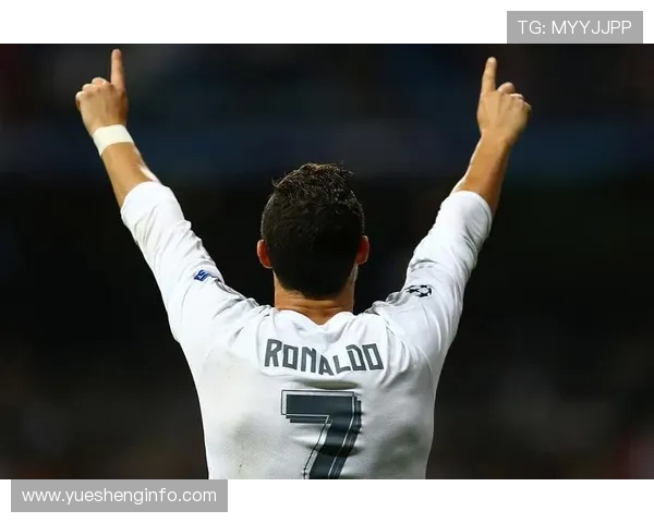 足球明星展现个性魅力的抱胳膊姿势图片合集，尽显风采与自信