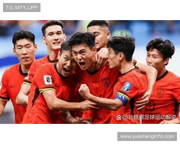 足球明星双手点赞展现运动精神与团队合作的完美结合 足球明星双手点赞展现运动精神与团队合作的完美结合