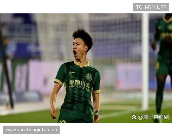 上海黑人足球明星因伤缺席比赛球迷为其送上祝福与支持